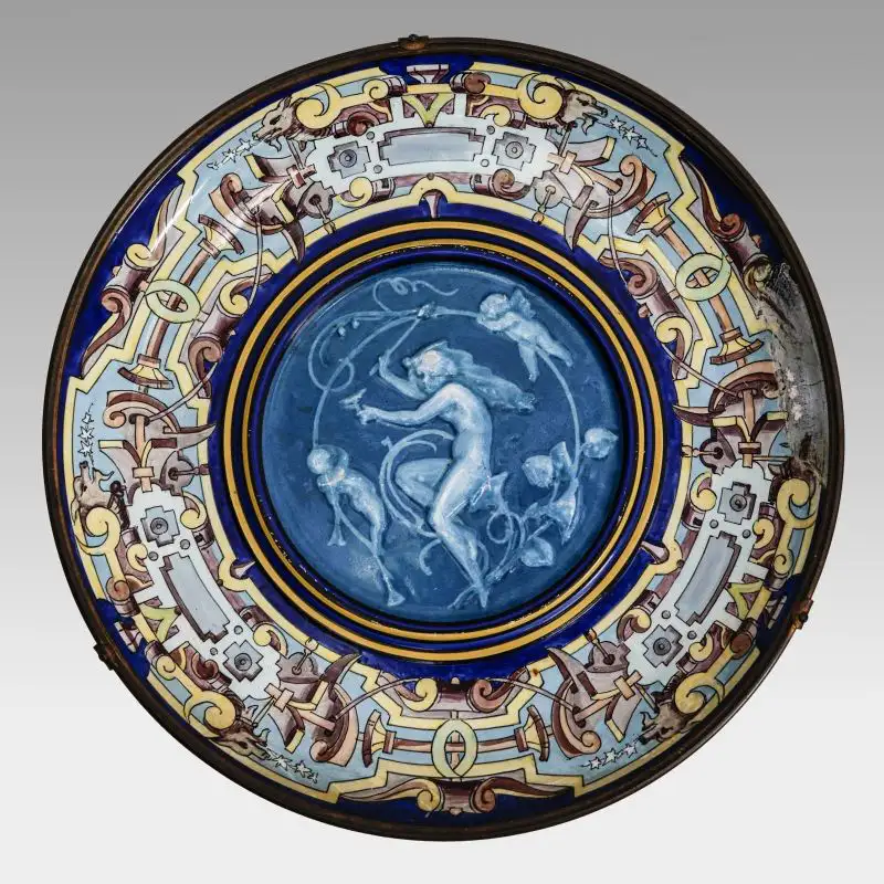310 - Historistischer Majolika-Teller mit Putti und Metalleinfassung