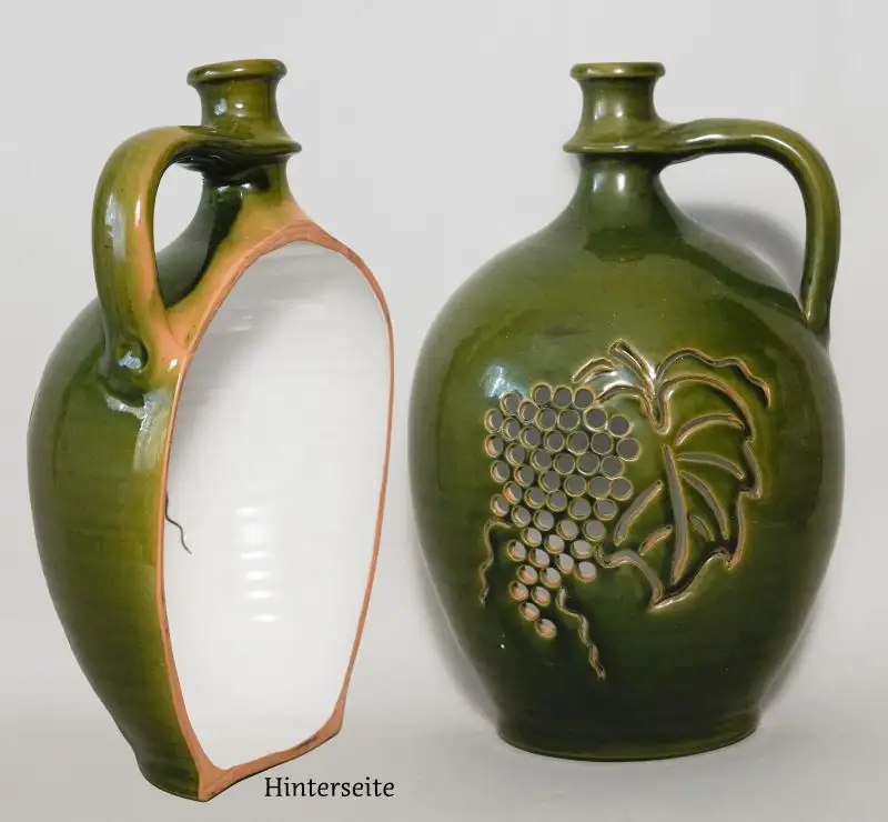 A-533 – Grüne Weinballon-Karaffe mit ausgeschnittenem Traubenmotiv