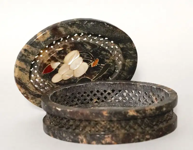 A-538 – Ovale Speckstein-Dose mit Blumenintarsie
