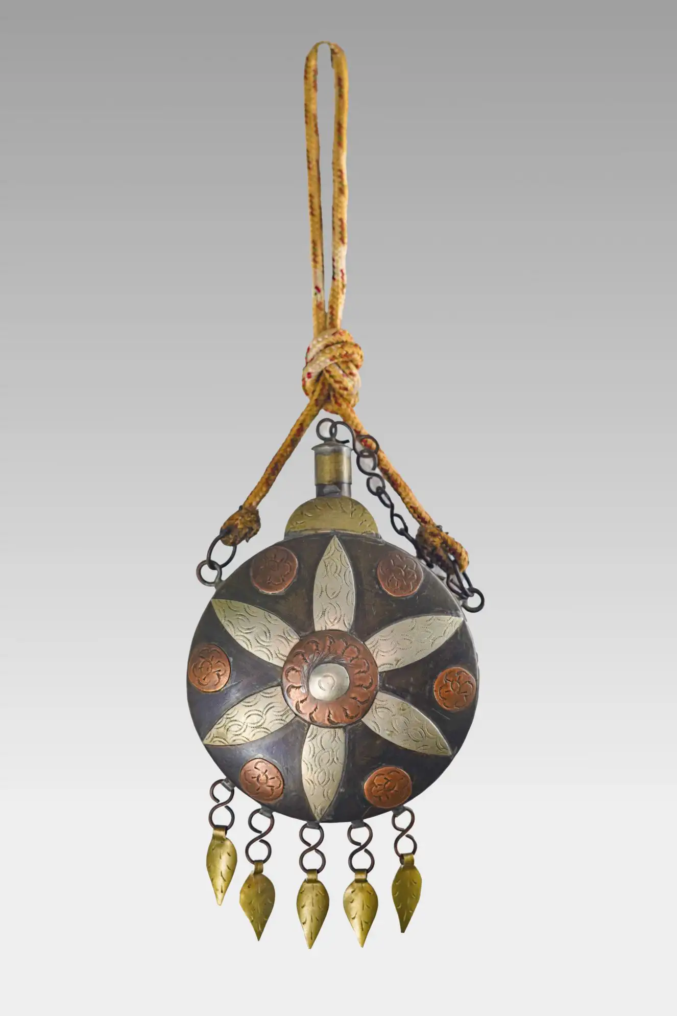 303 - Kleine Metallflasche mit Ornamentik